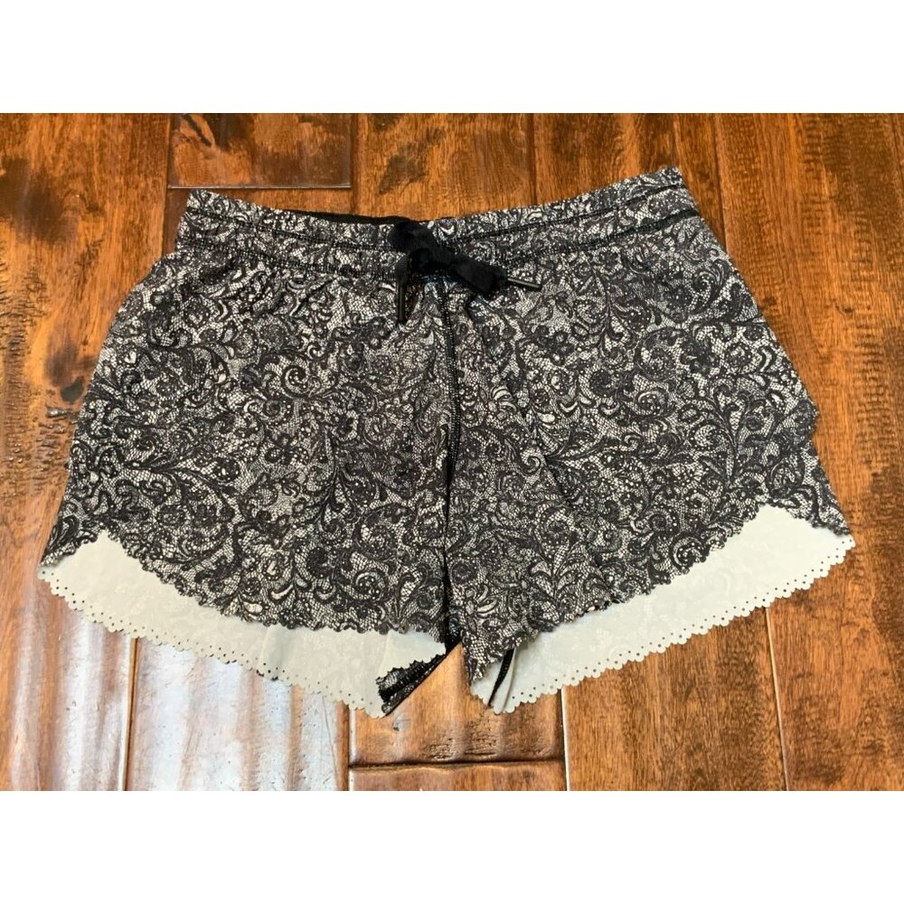 Lululemon Black White Paisley Lace Scallop Mini Athletic Shorts, Size 2